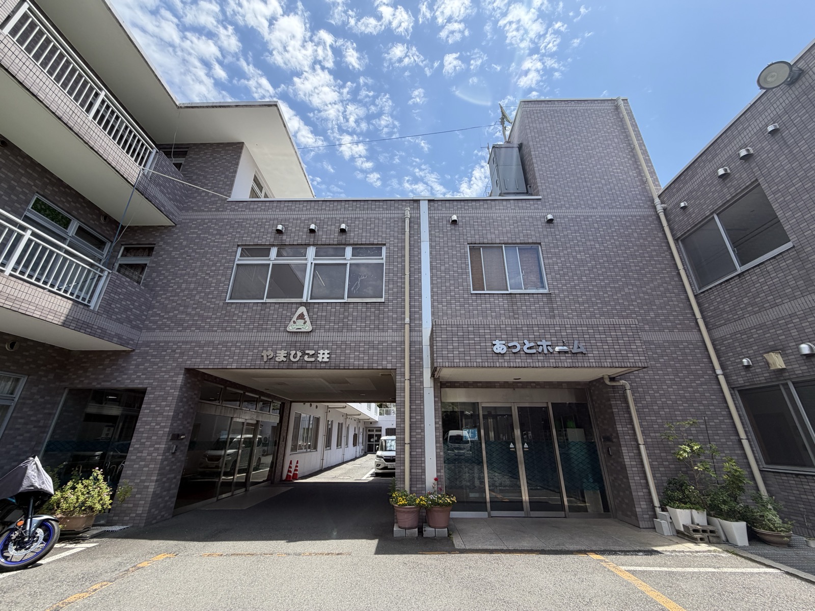 やまびこ荘 外観 入口